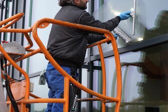 Glasreinigung mit Arbeitsbühne durch die Firma GLASKLAR Gebäudereinigung