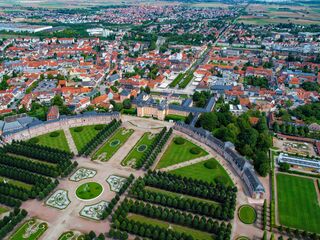 Luftaufnahme der Stadt Schwetzingen mit Schloss und Schlossgarten