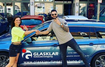 Giuseppe Zocco mit einer Kundin von GLASKLAR Gebäudereinigung