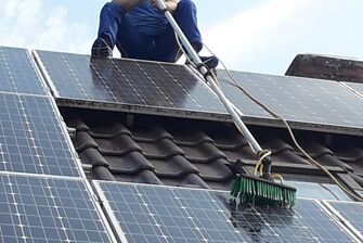 Photovoltaik-Reinigung durch die Firma GLASKLAR Gebäudereinigung
