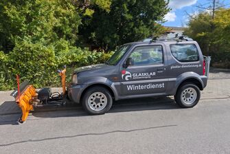Winterdienst-Räumfahrzeug der GLASKLAR Gebäudereinigung