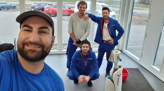 Das Team von GLASKLAR Gebäudereinigung