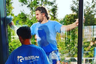Fensterreinigung durch die Firma GLASKLAR Gebäudereinigung