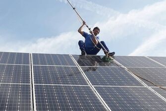 Photovoltaik-Reinigung durch die Firma GLASKLAR Gebäudereinigung