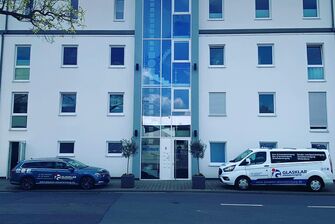 Fahrzeug der GLASKLAR Gebäudereinigung im Einsatz
