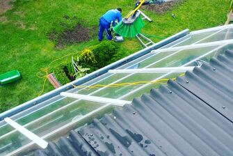 Terrassendach-Reinigung durch die Firma GLASKLAR Gebäudereinigung