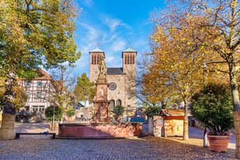 Marktplatz der Stadt Bensheim mit Marktbrunnen und Kirche St. Georg