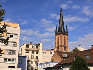 Wohnhäuser und Turm der Apostelkirche in Viernheim