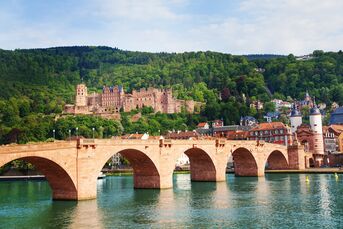Alte Brücke über den Neckar in Heidelberg mit dem Schloss im Hintergrund