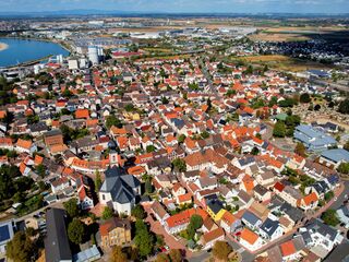 Panorama-Luftaufnahme der Altstadt von Gernsheim