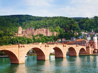 Alte Brücke über den Neckar in Heidelberg mit dem Schloss im Hintergrund
