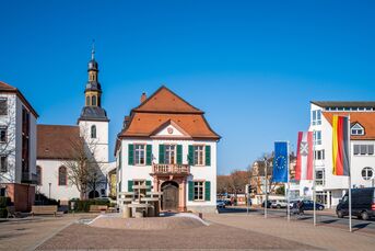 Altes Rathaus mit Kirche St. Andreas in Lampertheim