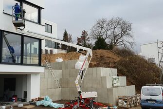 Glasreinigung mit Arbeitsbühne durch die Firma GLASKLAR Gebäudereinigung