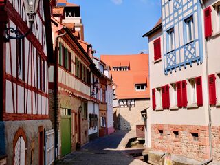 Gasse mit Fachwerkhäusern in Weinheim