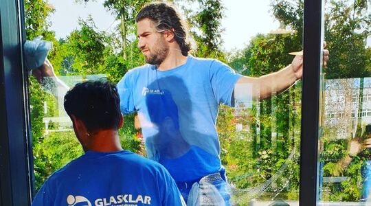 Fensterreinigung durch die Firma GLASKLAR Gebäudereinigung