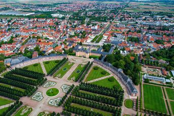Luftaufnahme der Stadt Schwetzingen mit Schloss und Schlossgarten