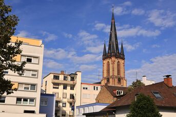 Wohnhäuser und Turm der Apostelkirche in Viernheim