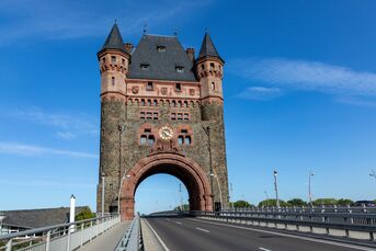 Nibelungenbrücke mit Nibelungenturm in Worms