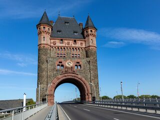 Nibelungenbrücke mit Nibelungenturm in Worms
