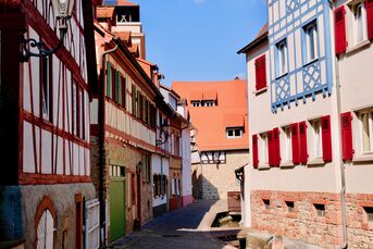Gasse mit Fachwerkhäusern in Weinheim