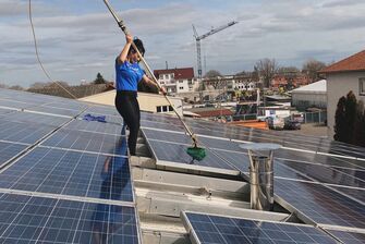 Photovoltaik-Reinigung durch die Firma GLASKLAR Gebäudereinigung