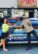 Giuseppe Zocco mit einer Kundin von GLASKLAR Gebäudereinigung