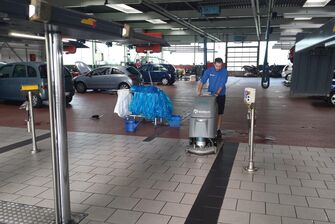Industrie- und Hallenreinigung durch die Firma GLASKLAR Gebäudereinigung