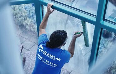 Mitarbeiter der GLASKLAR Gebäudereinigung bei der Fensterreinigung