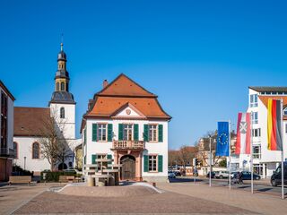 Altes Rathaus mit Kirche St. Andreas in Lampertheim