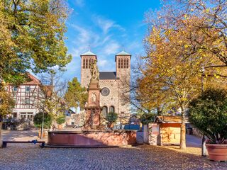 Marktplatz der Stadt Bensheim mit Marktbrunnen und Kirche St. Georg