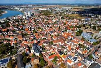 Panorama-Luftaufnahme der Altstadt von Gernsheim